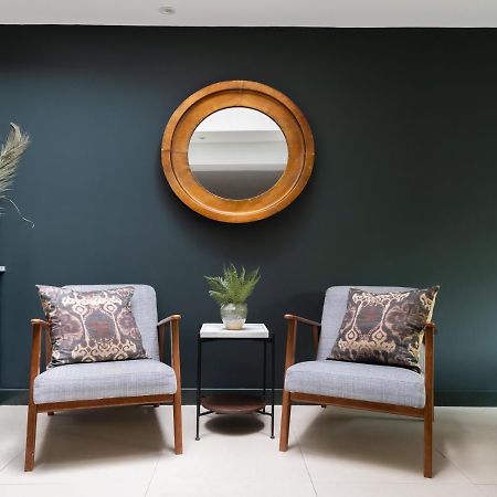 The Heart Of Shepherds Bush - Modern 2Bdr Apartment With Garden 런던 외부 사진