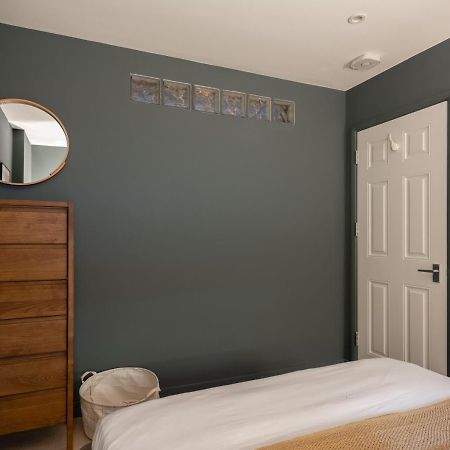 The Heart Of Shepherds Bush - Modern 2Bdr Apartment With Garden 런던 외부 사진