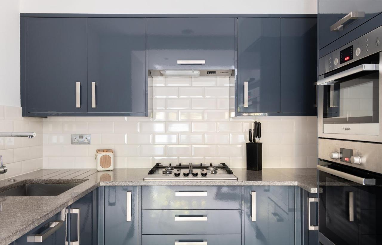 The Heart Of Shepherds Bush - Modern 2Bdr Apartment With Garden 런던 외부 사진