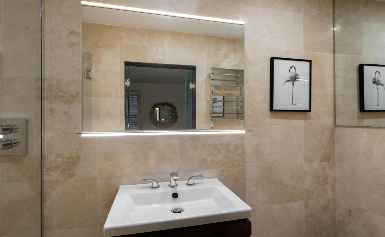 The Heart Of Shepherds Bush - Modern 2Bdr Apartment With Garden 런던 외부 사진