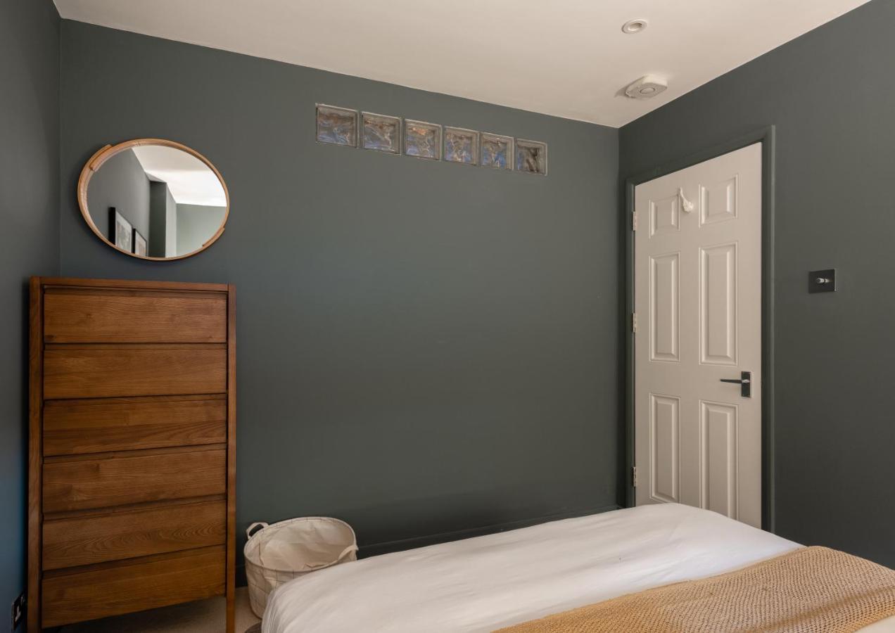The Heart Of Shepherds Bush - Modern 2Bdr Apartment With Garden 런던 외부 사진